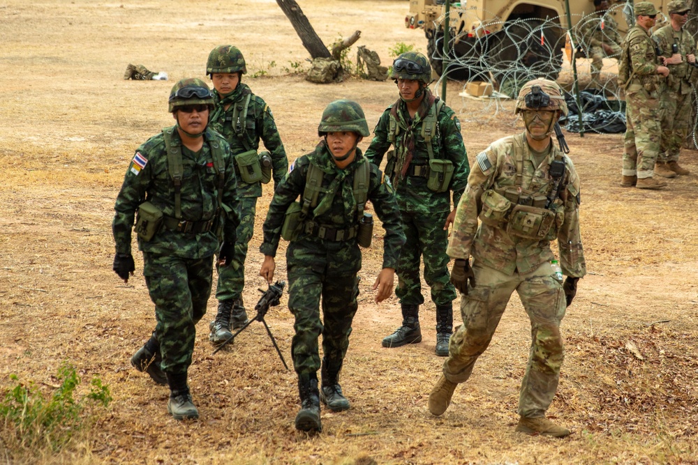 US and Thai Soldiers train at Range 2
