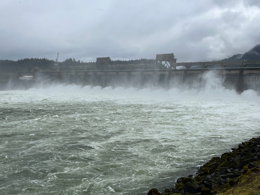 Bonneville dam spills water