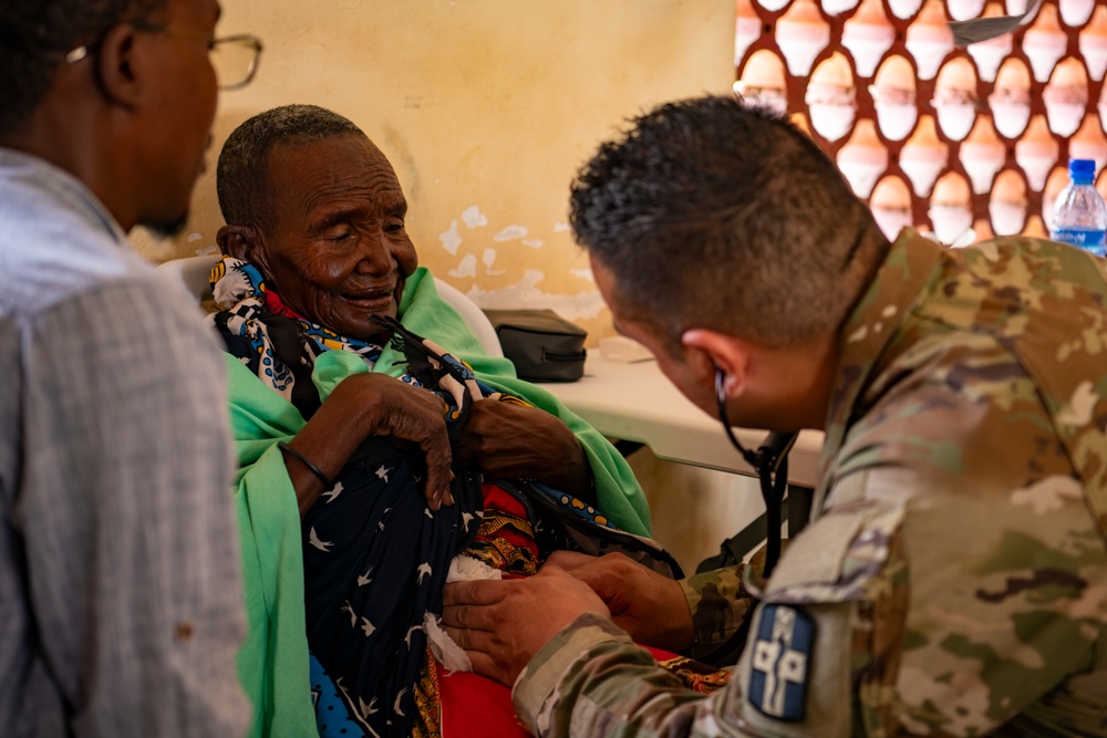 176th Soldiers, Kenya Defence Forces provide medical aid to local Kenyans