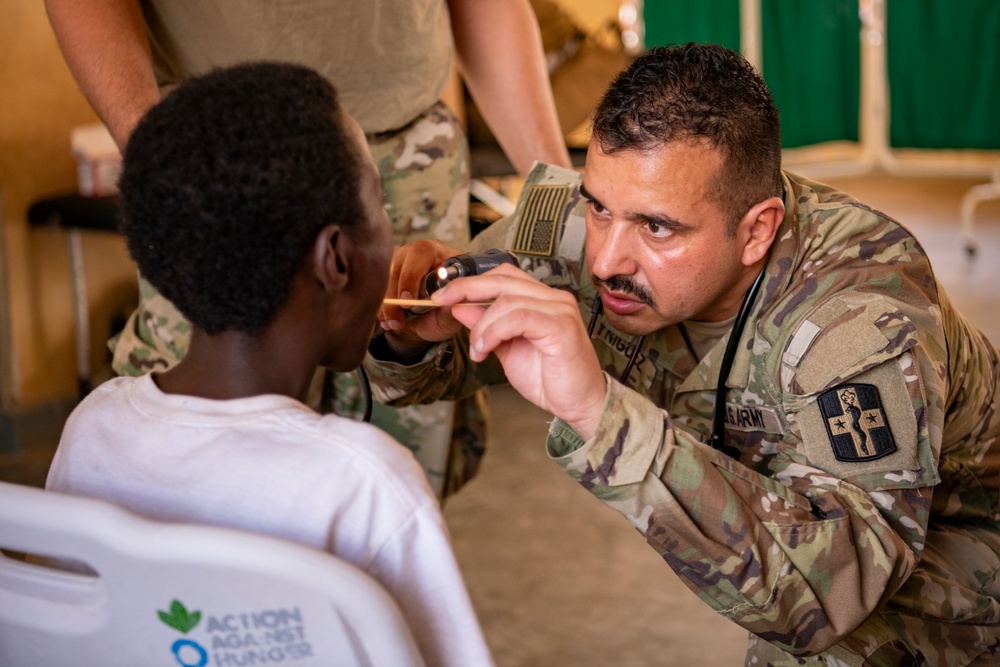 176th Soldiers, Kenya Defence Forces provide medical aid to local Kenyans