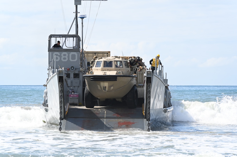 Beach Master Unit 1 and Amphibious Construction Battalion take part in Project Convergence-Capstone 4