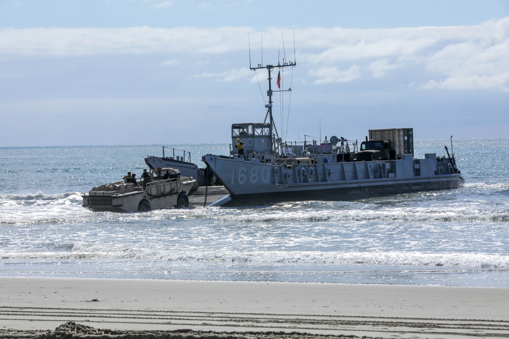 Beach Master Unit 1 and Amphibious Construction Battalion take part in Project Convergence- Capstone 4