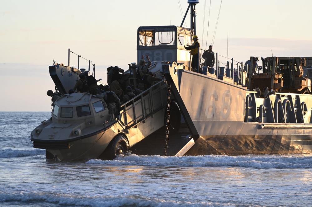 Beach Master Unit and Amphibious Construction Battalion Experiment with Landing Craft Unit during Project Convergence Capstone 4
