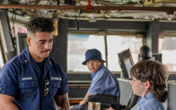 Coast Guard Cutter Polar Star (WAGB 10) arrives in New Zealand