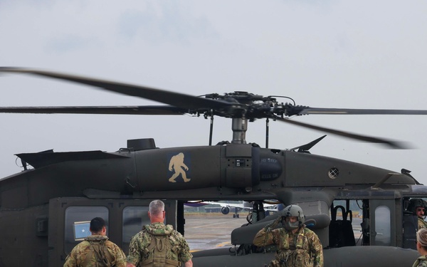 16th CAB Escorts RDML Christopher D. Stone and Conducts Deck Landing on USS Somerset (LPD-25)
