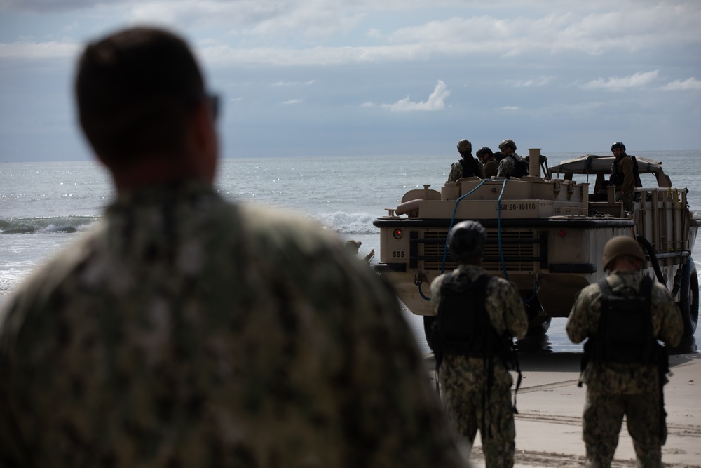 Beach Master Unit and Amphibious Construction Battalion Experiment during Project Convergence Capstone 4