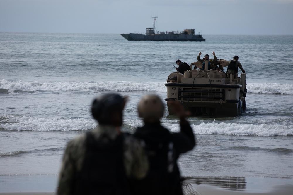 Beach Master Unit and Amphibious Construction Battalion Experiment with Landing Craft Unit during Project Convergence Capstone 4