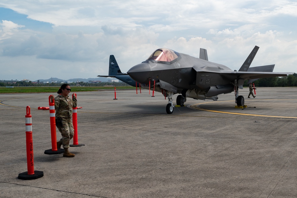 Community event introduces F-35 Lighting II to Brunei