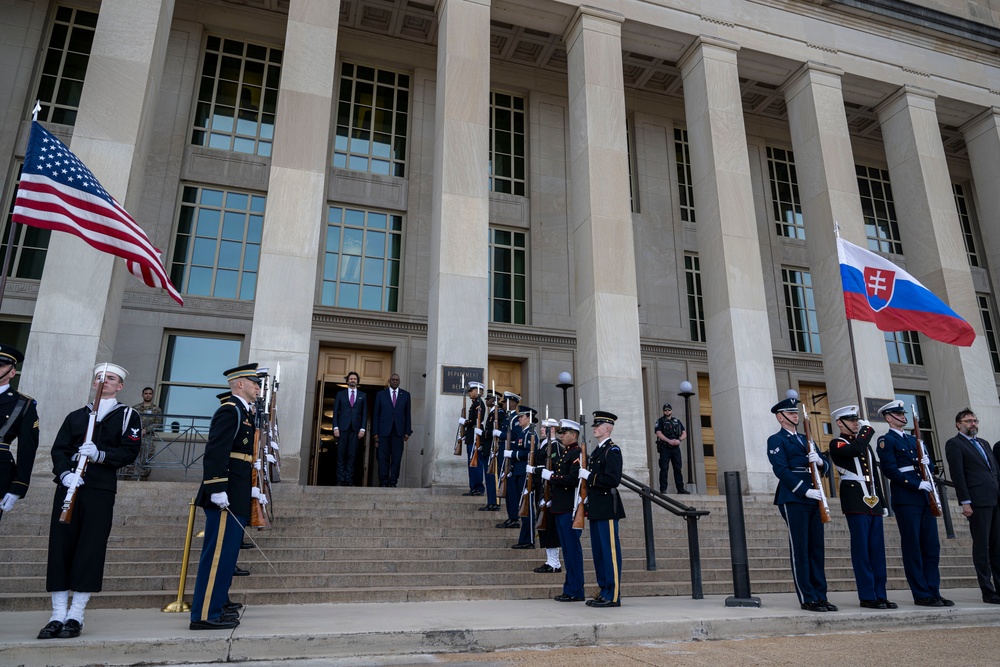 SD Hosts Slovakia MoD Robert Kaliňák