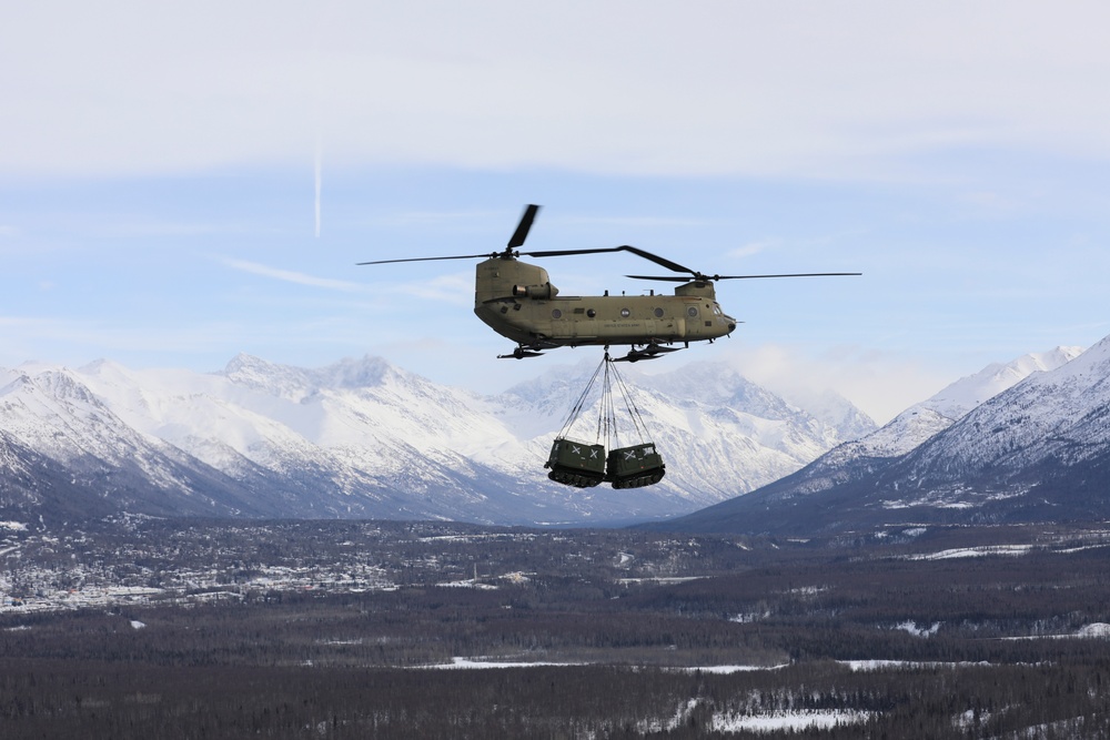 Alaska Army National Guardsmen conduct sling-load training