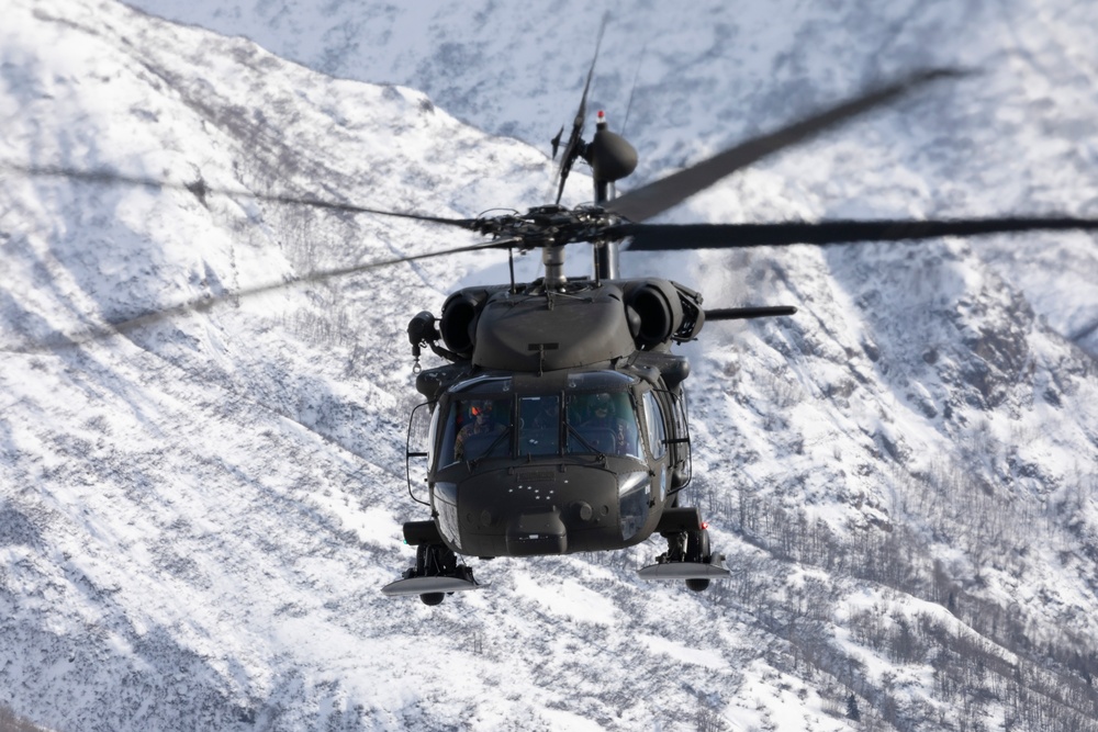 Alaska Army National Guardsmen conduct sling-load training