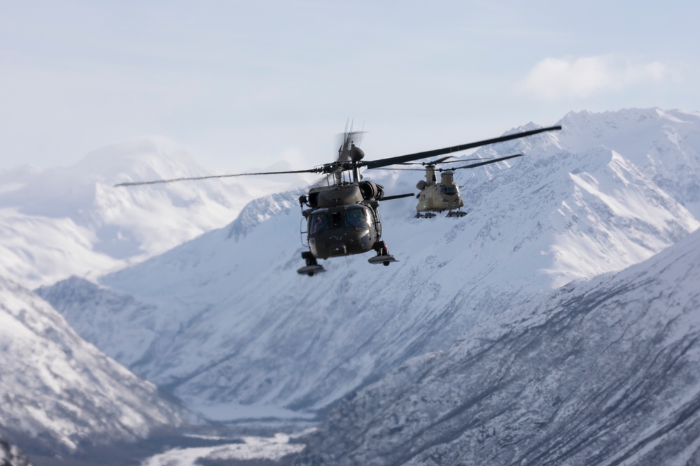 Alaska Army National Guardsmen conduct sling-load training