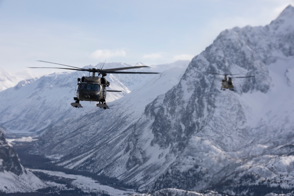 Alaska Army National Guardsmen conduct sling-load training