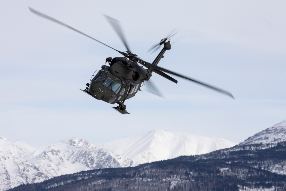 Alaska Army National Guardsmen conduct sling-load training