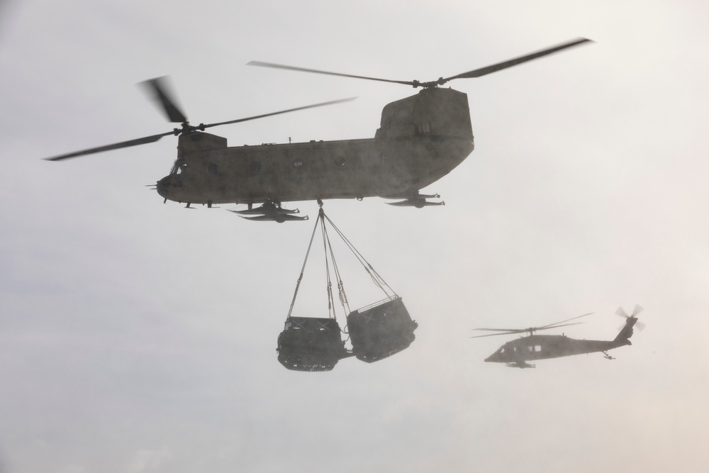 Alaska Army National Guardsmen conduct sling-load training