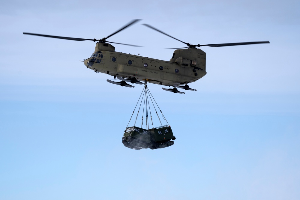 Alaska Army National Guardsmen conduct sling-load training