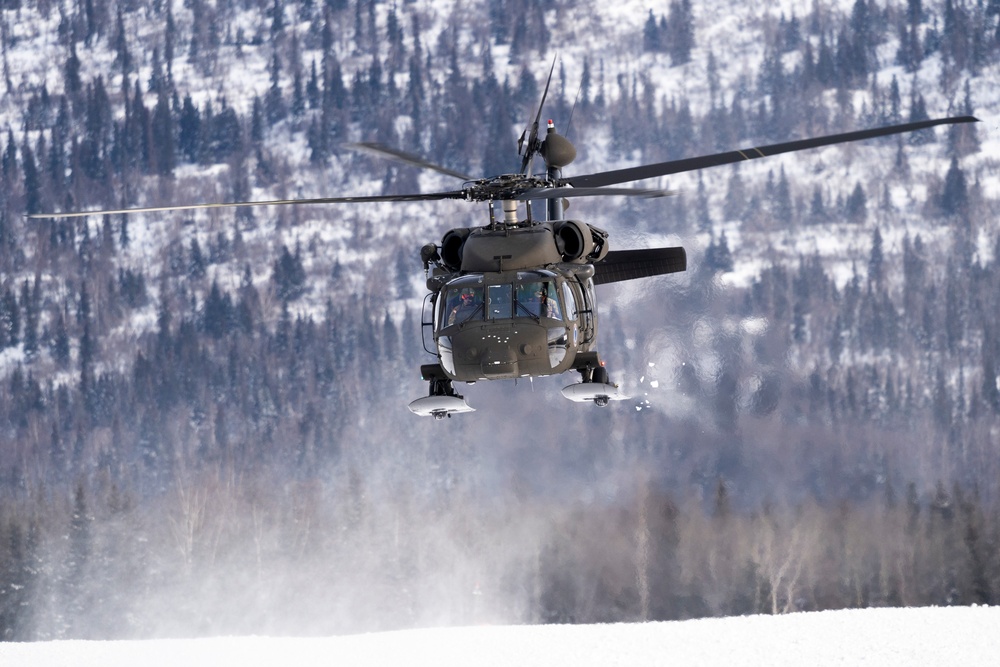 Alaska Army National Guardsmen conduct sling-load training