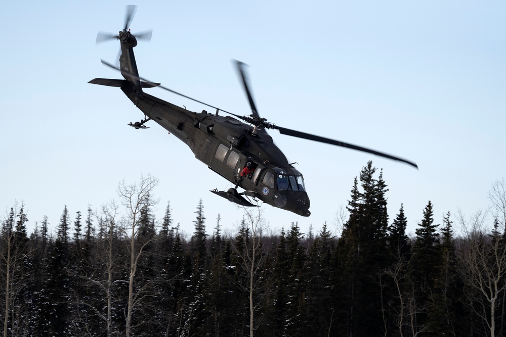 Alaska Army National Guardsmen conduct sling-load training