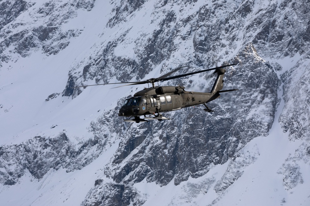 Alaska Army National Guardsmen conduct sling-load training