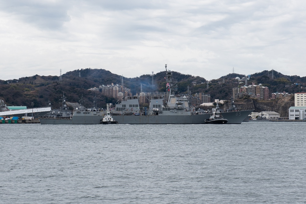 USS McCampbell Arrives at CFAY