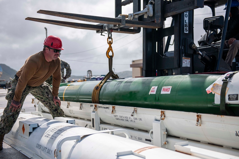 USS Annapolis Loads Mark 48 Torpedoes