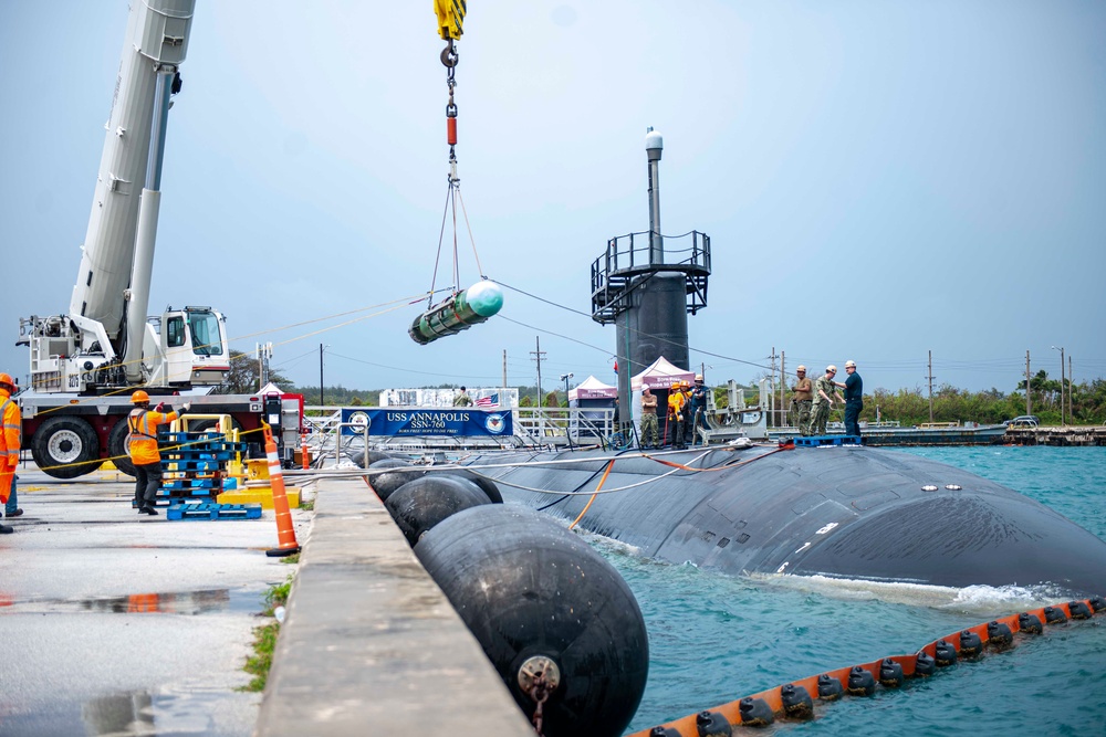 USS Annapolis Loads Mark 48 Torpedoes