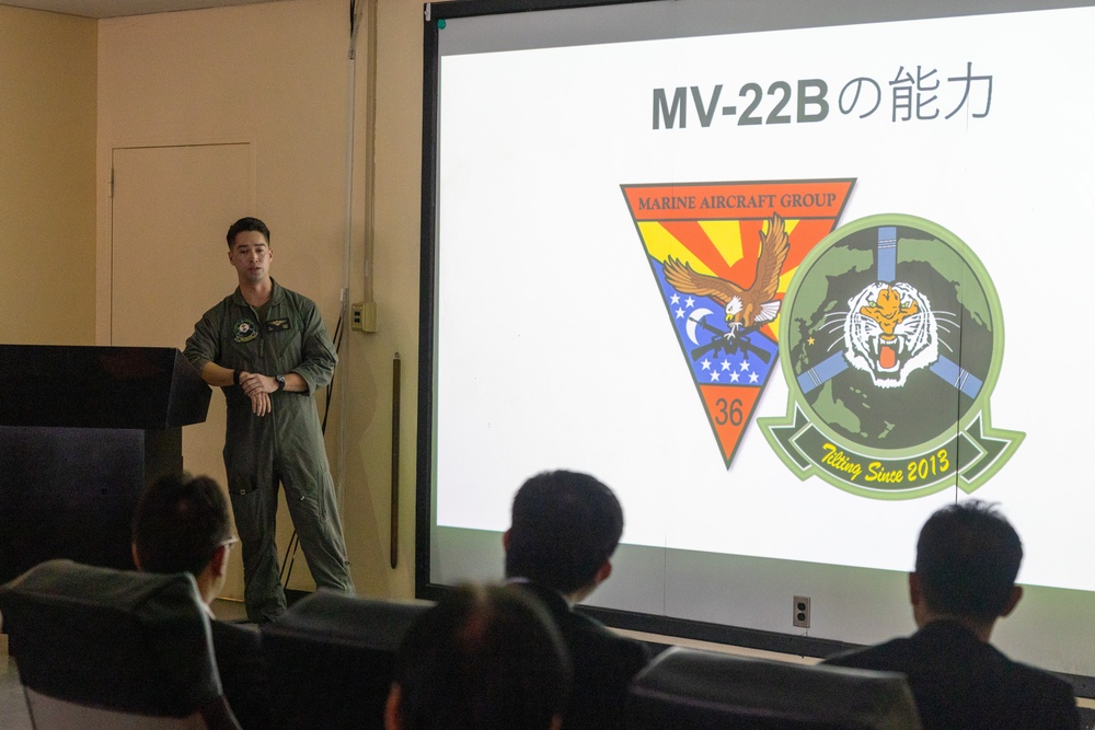Okinawa Defense Bureau director general visits VMM-262