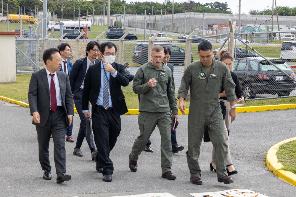 Okinawa Defense Bureau director general visits VMM-262