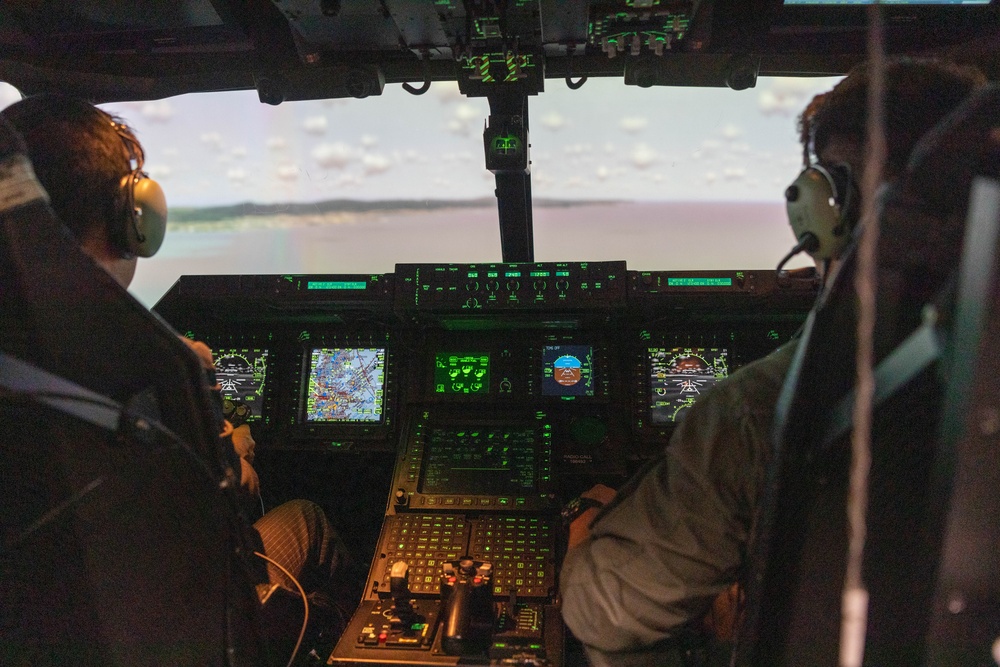 Okinawa Defense Bureau director general visits VMM-262