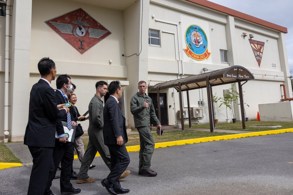 Okinawa Defense Bureau director general visits VMM-262
