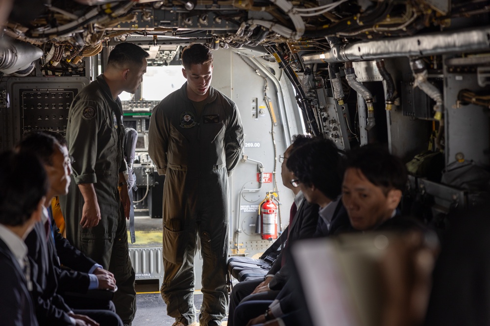 Okinawa Defense Bureau director general visits VMM-262