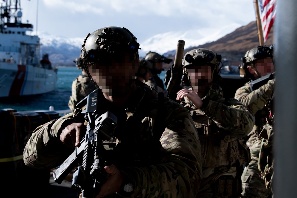 Navy SEALs, Green Berets, Norwegian Commandos Conduct Maritime Operations in Arctic
