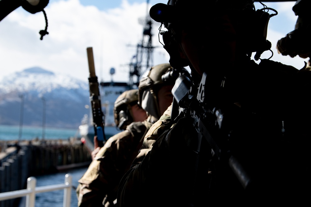 Navy SEALs, Green Berets, Norwegian Commandos Conduct Maritime Operations in Arctic