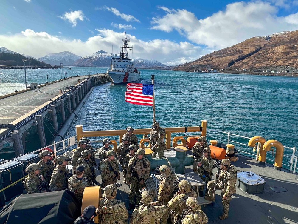 Navy SEALs, Green Berets, Norwegian Commandos Conduct Maritime Operations in Arctic