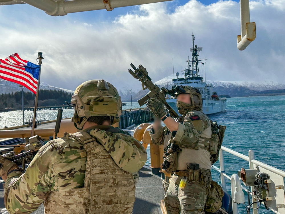 Navy SEALs, Green Berets, Norwegian Commandos Conduct Maritime Operations in Arctic