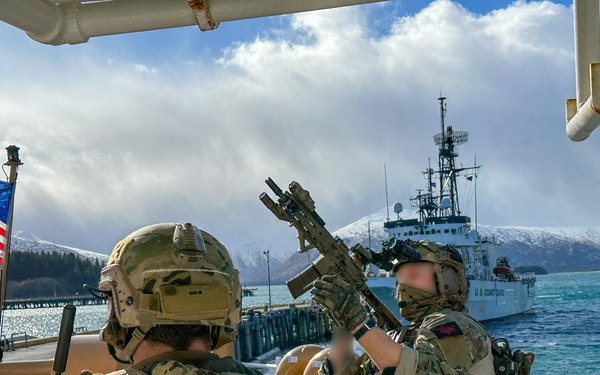 Navy SEALs, Green Berets, Norwegian Commandos Conduct Maritime Operations in Arctic
