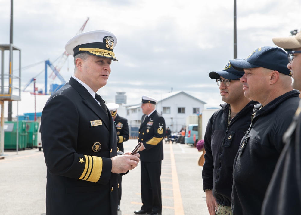 Commander, U.S. 7th Fleet Greets USS McCampbell