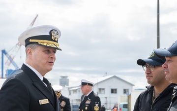 Commander, U.S. 7th Fleet Greets USS McCampbell