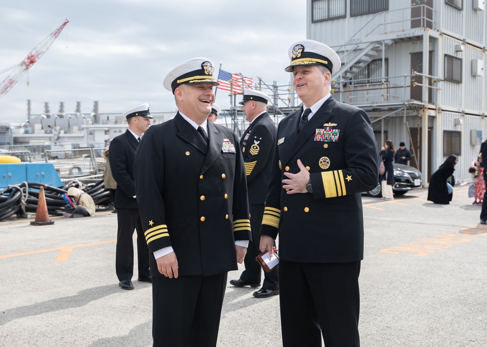 Commander, U.S. 7th Fleet Greets USS McCampbell