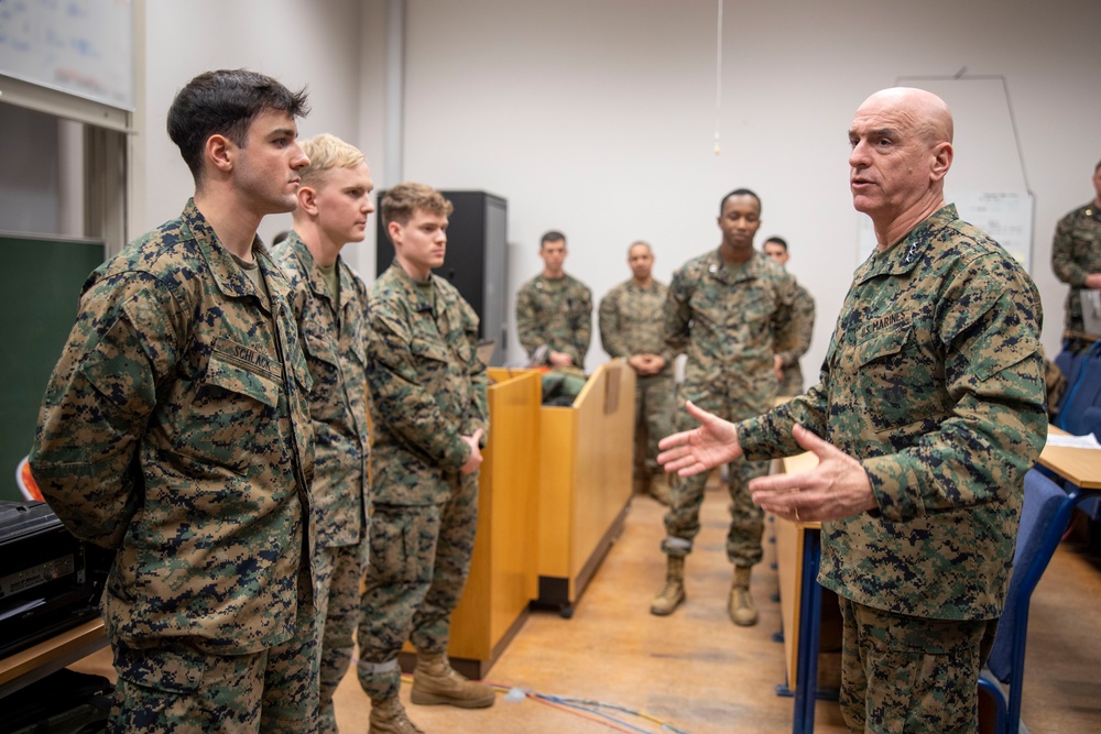 Lt. Gen. Ottignon speaks to Marines with 8th Communications Battalion