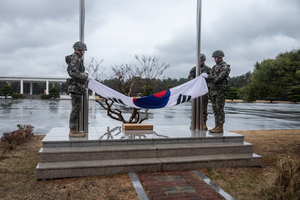 1st MARDIV Marines participate in evening colors with ROK marines