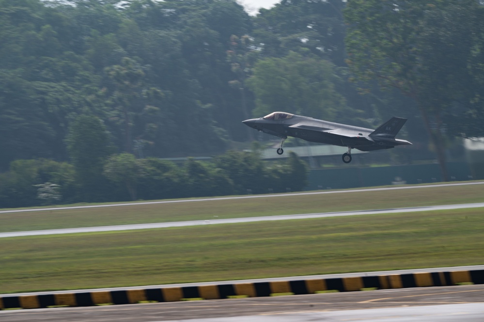 U.S. and Singapore forces conduct bilateral training