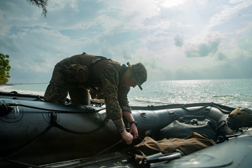 15th MEU Reconnaissance Company Rehearses Amphibious Assault