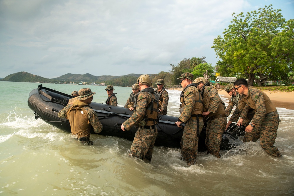 15th MEU Reconnaissance Company Rehearses Amphibious Assault
