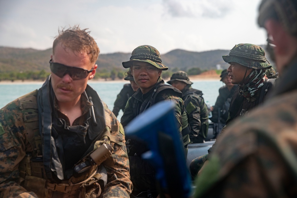 15th MEU Reconnaissance Company Rehearses Amphibious Assault