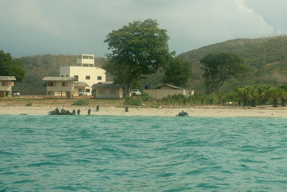 15th MEU Reconnaissance Company Rehearses Amphibious Assault