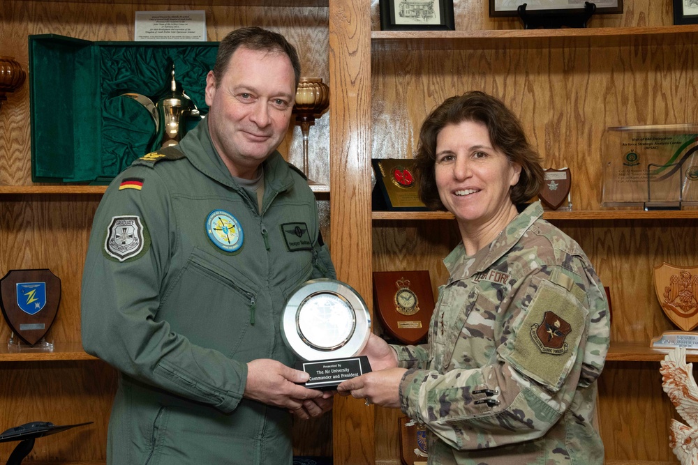 Au Commander exchanges gifts with international CFACC 24B participants