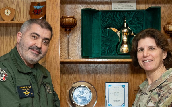 Au Commander exchanges gifts with international CFACC 24B participants