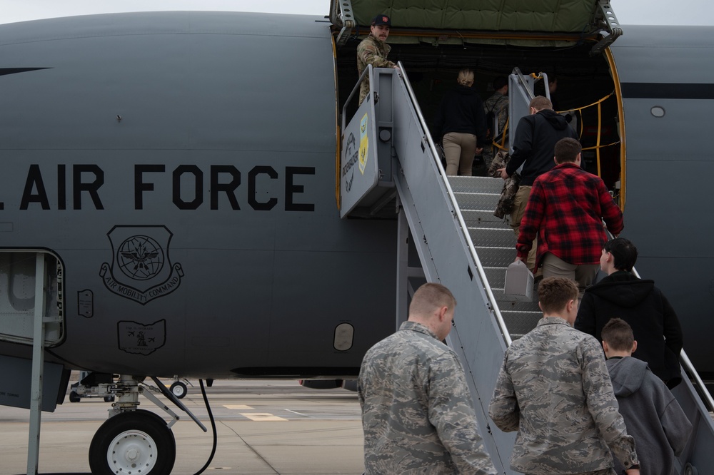 JROTC experiences a KC-135 Stratotanker refuel a C-17 Globemaster