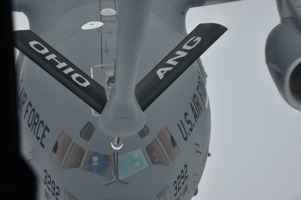 JROTC experiences a KC-135 Stratotanker refuel a C-17 Globemaster